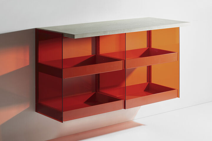 Badmöbel aus rotem Glas als Unterschrank für Waschtisch, Regal oder solitäres Badmöbel.