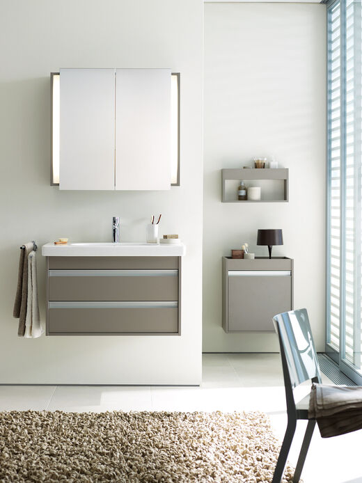 Badmöbel mit Waschbecken und Unterschrank mit Schubladen grau, Spiegelschrank beleuchtet.