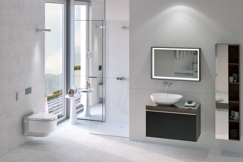 Modernes Badezimmer in Grautönen von Geberit. Im Vordergrund links befindet sich das Dusch-WC AquaClean Mera, rechts Waschtischunterschrank mit Aufsatzwaschtisch und beleuchtetem Spiegel, im Hintergrund ist eine Dusche eingebaut.