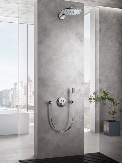 Unterputz Duscharmatur mit Kopfbrause in Dusche mit Glasabtrennung.