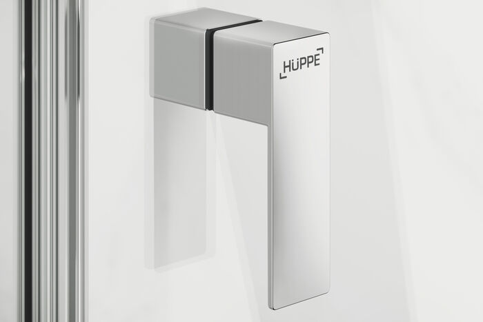 Nahaufnahme eines Griffs der Design Pure Duschabtrennung von HUEPPE.