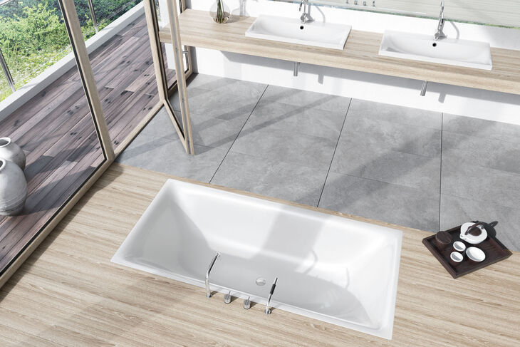Kaldewei Silenio Badezimmer von oben mit eckiger Einbaubadewanne und Doppelwaschbecken.