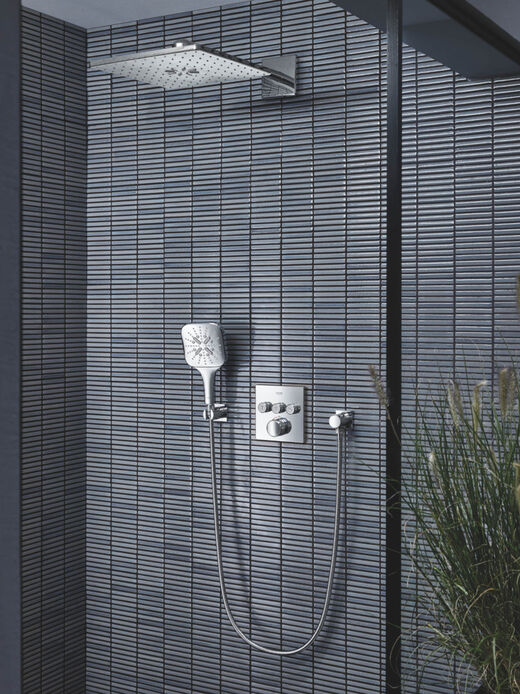 Die Handbrause GROHE Rainshower SmartActive im Cube-Design, in der Farbe Chrom kombiniert mit einer Kopfbrause aus der GROHE Kollektion.