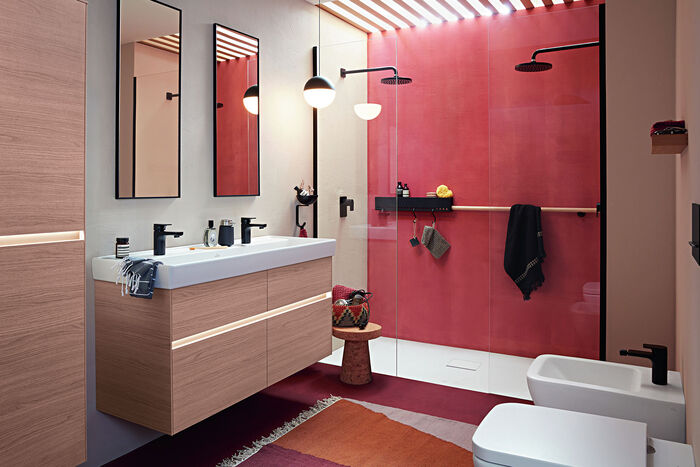 Rot gestaltetes Komplettbad Collaro von Villeroy & Boch mit Badmöbeln und Doppelwaschplatz, Dusche und WC/Bidet.