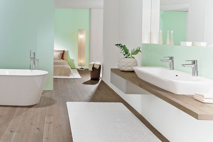 Die klassische Armatur der HANSALIGNA Serie integriert sich optimal im Badezimmer. 