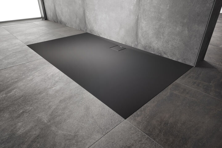 Schwarze EasyFlat Duschfläche von HUEPPE, eingelassen in den Boden