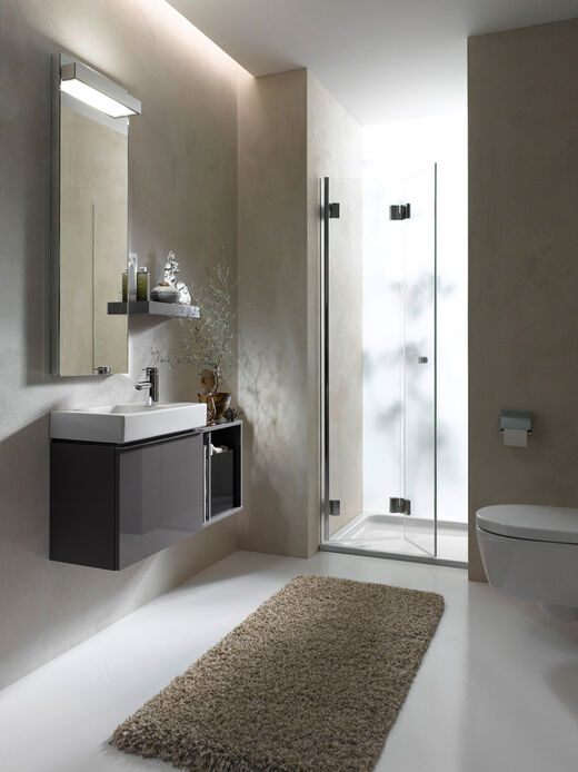 Kleines Badezimmer mit Waschplatz, Spiegel, Badmöbel, Waschbecken und Dusche 