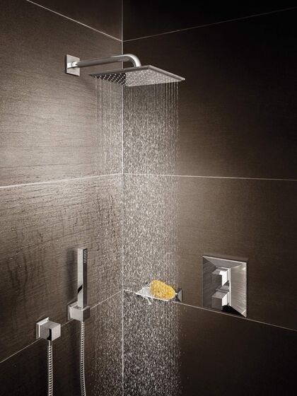 Regendusche eckig mit laufendem Wasserstrahl. Wandmontierte Duscharmatur stabbrause.