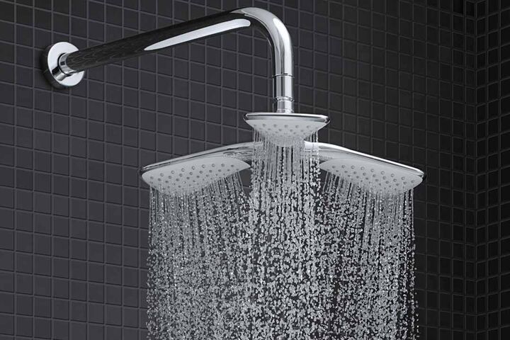 Kopfbrause von Kludi Fitz, aus der Wasser strömt. Die Kopfbrause hat eine blütenähnliche Form.