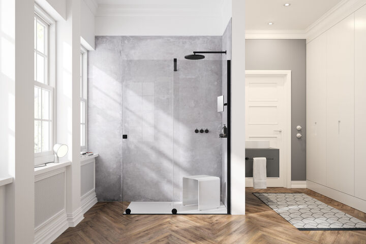 Duschabtrennung HÜPPE xTensaPure als Walk-In Dusche in Kombination mit einer Seitenwand und mit schwarzen Beschlägen