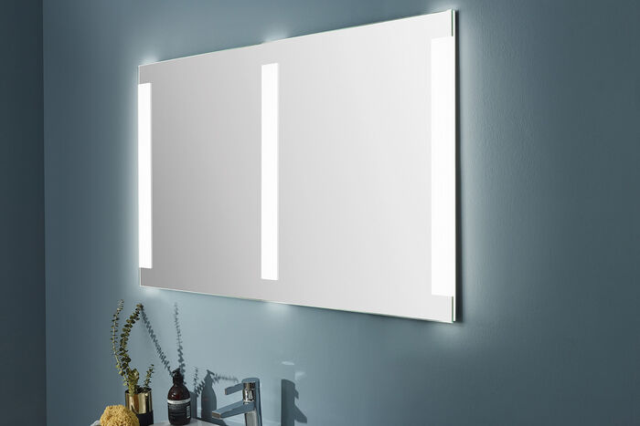 Die Lichtspiegel SmartLine von SPRINZ bieten verschiedene Lichtstimmungen - wie hier ein kühles Ambiente.