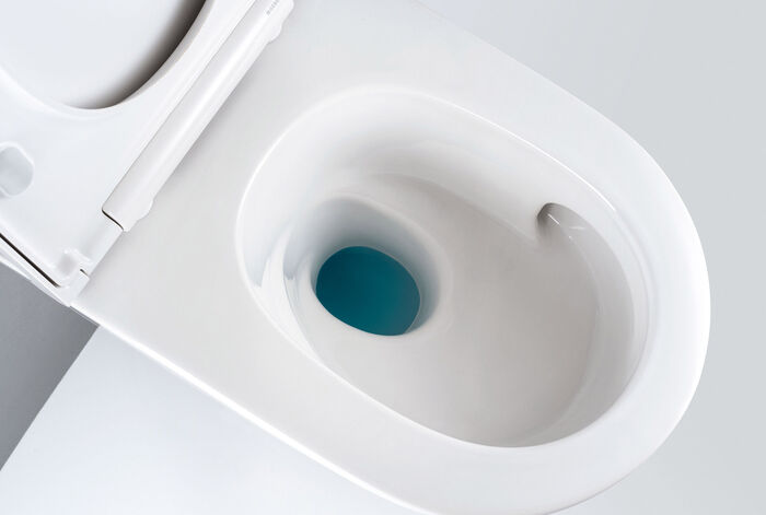 In Zukunft ohne Rand: Blick in das komplett spülrandlose One-WC von Geberit.