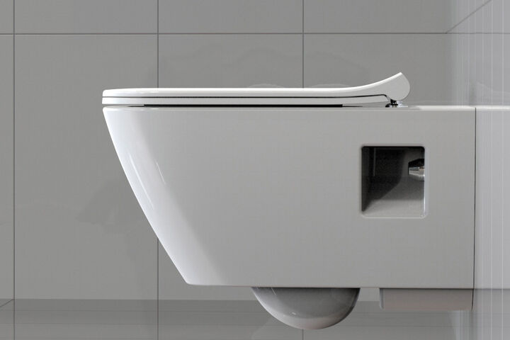 Trägt kaum auf – besonders filigran gestalteter WC-Sitz Slim von Geberit. Seitenansicht auf WC.