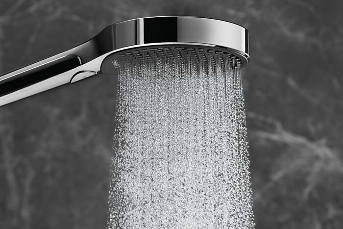 Die Strahlart Powderrain bietet einen satten Brauseregen – Handbrause in Graphit aus der Serie Rainfinity von hansgrohe.