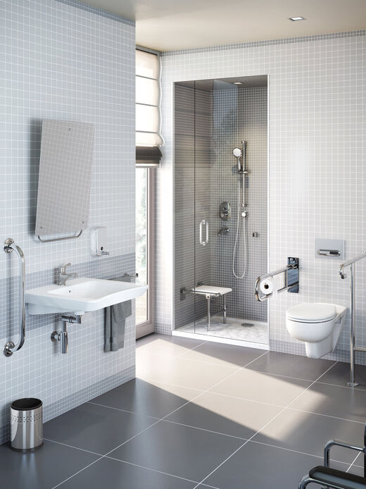 Badezimmer mit Barrierefreiheit aus Waschbecken unterfahrbar und einem in Komforthöhe montierten WC von VitrA Conforma.