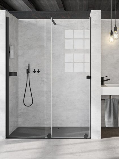 Großaufnahme der Dusche aus dem Hüppe Single-Bad in Nische: Eine Gleittür der Serie Xtensa pure verschließt die Dusche sicher und ermöglicht einen bequemen Zustieg.