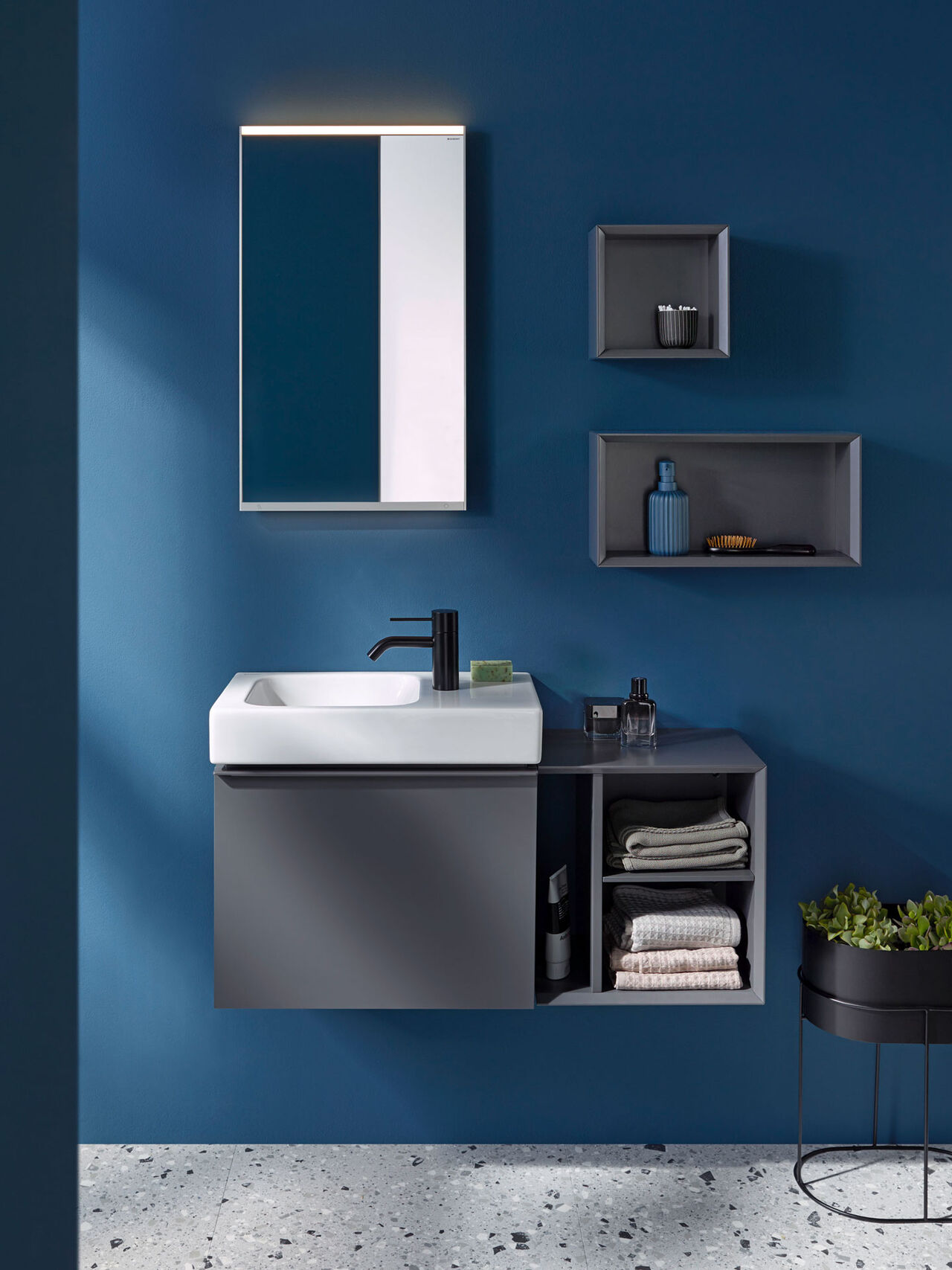 Badezimmer von Geberit iCon mit dunklen Fronten.