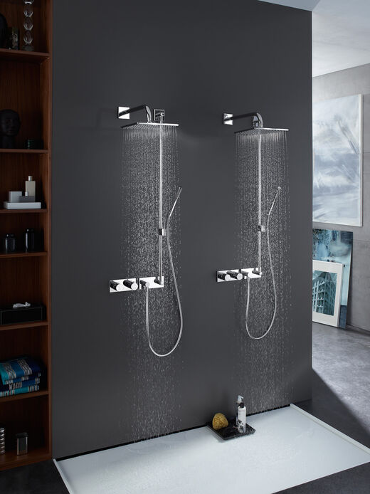 Dusche zu zweit möglich: Rechteckiger Duschbereich in schwarz mit 2 nebeneinander montierten Kopfbrausen und Stangengarnituren.