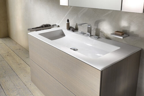 Waschbecken Edition 11 von KEUCO, auf dem Waschbeckenrand stehen Hygieneartikel, darüber hängt ein Spiegel.