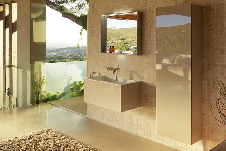 Waschplatz beige mit Hochschrank wandmontiert, Badspiegel LED und Einsatzwaschbecken in wandmontiertem Badmöbel.