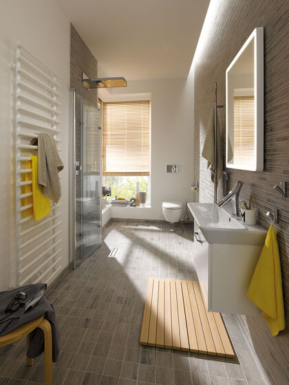 Macht sich bei Nichtgebrauch schlank: Falt-Duschabtrennung Design Elegance von Hüppe speziell für kleine Räume.
