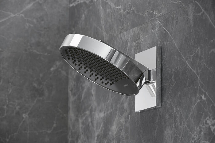 Der Brauseteller der Rainfinity-Brausen von hansgrohe sind in sich gewölbt, was neue und präzise Strahlarten ermöglicht.