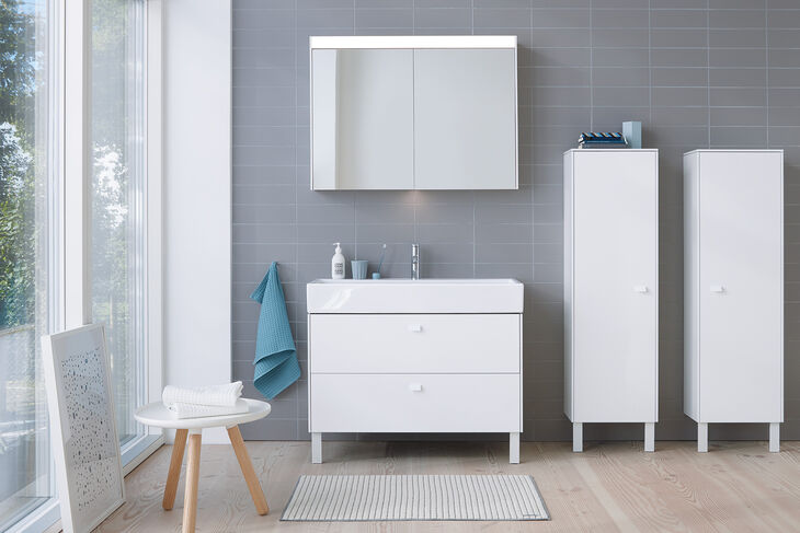 Duravit Brioso Badmöbel weiss. Schränke und Waschbeckenunterschränke mit Schubladen und beleuchteter Spiegelschrank.