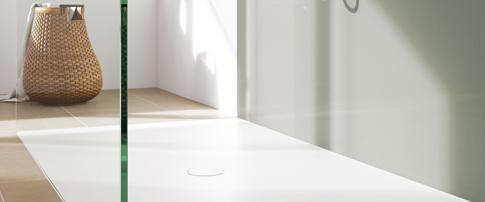 Nahaufnahme einer Kaldewei Ablaufgarnitur AK90, die in einer Dusche mit Glaswand integriert ist. Die Dusche steht in einem Raum mit Holzboden, im Hintergrund ist ein Designobjekt zu erkennen.