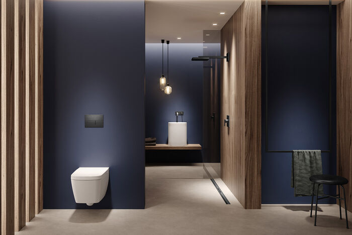 Bad in dunkelblau und mit Holzelementen von TECE, in dem die Oberflächenfarben der WC-Spülung und der Duschrinne von TECE genau auf die Armaturen abgestimmt wurden.