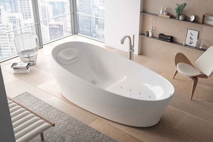 Floating Masseage Badewanne freistehend mit Nackenkissen in modernem Badezimmer.