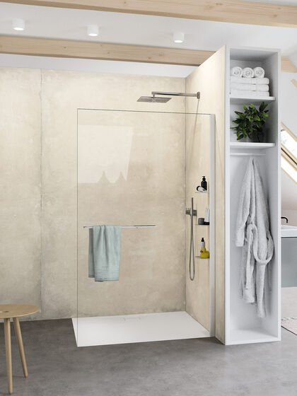 Ausschnitt aus einem Familienbad mit schöner bodenebener Dusche aus der Serie Select+ realisiert mit einer freistehenden Glaswand - von Hüppe.