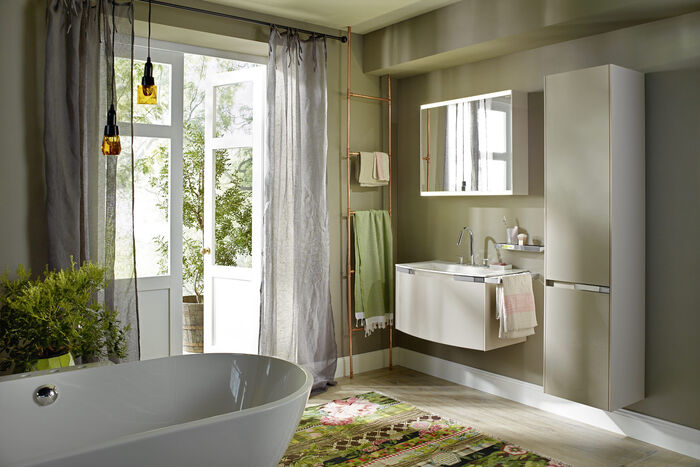 So schön kann "Wohnen im Bad" sein - die freundlichen hellen Dekore der Serie yso von Burgbad passen sich in alle Einrichtungssituationen. Der abgerundete Waschtisch mit Spiegelschrank und Hochschrank passen optimal zusammen.