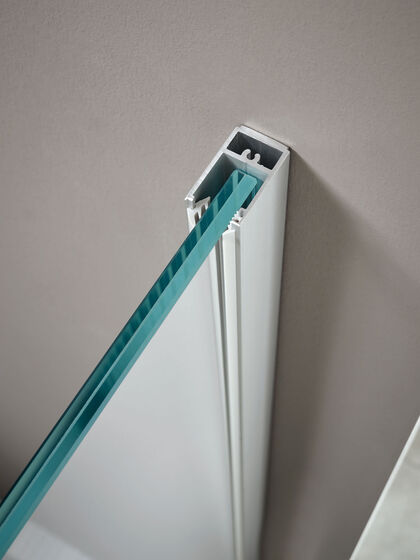 Stabil und sicher: das Glas-Wand-Profil der ColorStar Duschabtrennung von oben gesehen.