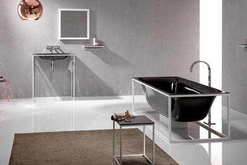 Schwarze Badkeramik in weißem Stahlgestell. spiegel, Hocker, Ablage, Badewanne und Waschbecken.