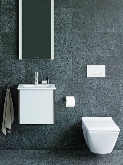 Topmodernes Gäste-WC in schwarz-grau: Schmaler Waschplatz XViu mit Unterschrank, Viu-Becken und Spiegel kombiniert mit einem Viu WC.