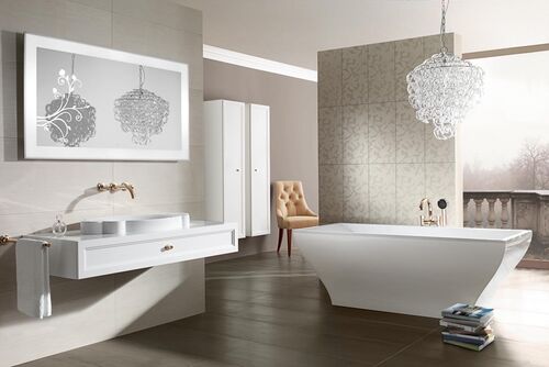 Weisses Luxusbad mit freistehender Badewanne und Waschplatz.