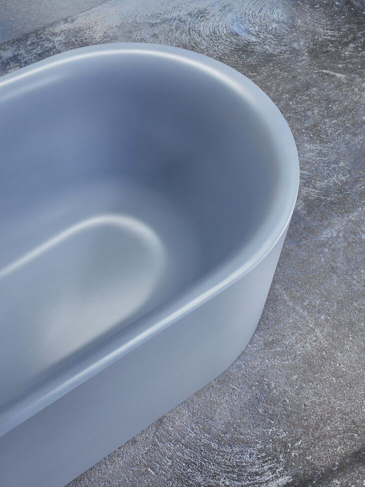 Freistehende, ovale Badewanne von BetteLux in neuer Trendfarbe 2019 blau schimmernd.