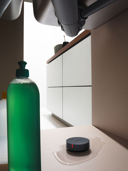 Wassersensor Pontos Scout von hansgrohe in Wasserpfütze. 