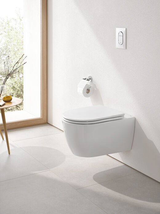 Weißes, wandhängendes Keramik WC Essence von Grohe in schlankem Design.
