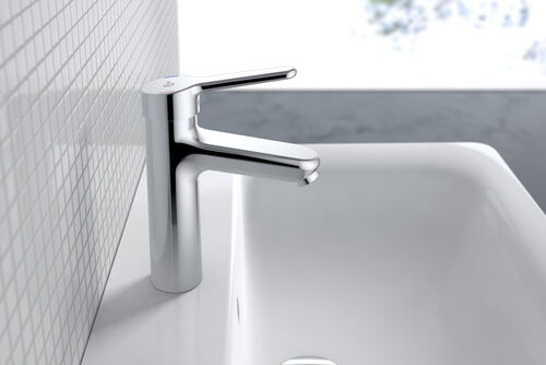 Ceraplus Wasserhahn von Ideal Standard. Die Badarmatur ist an einem weißen Waschbecken installiert.
