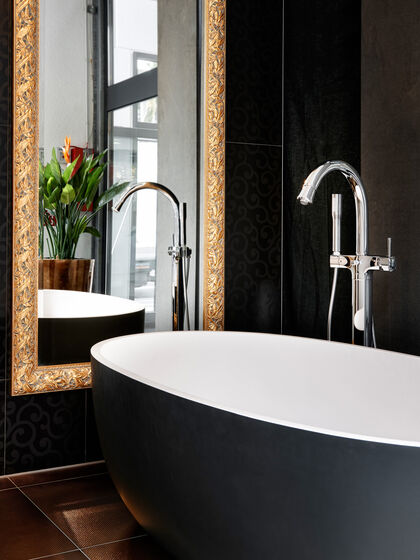 GROHE Grandera™ glänzende Chromarmatur für freistehende Badewanne in Badmilieu.
