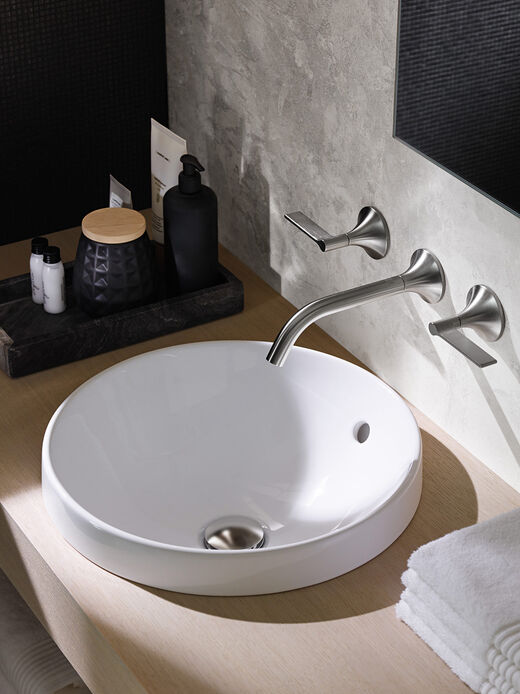 Geberit VariForm Detailbild eines runden VariForm Waschbeckens von Geberit in der Einbauversion. Sitzt perfekt auf der Konsole.