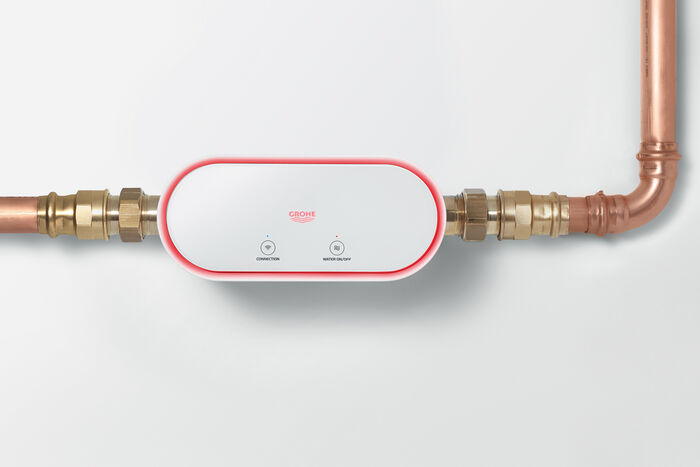 An Hauptleitung montierter Wassersensor mit Warnsystem.