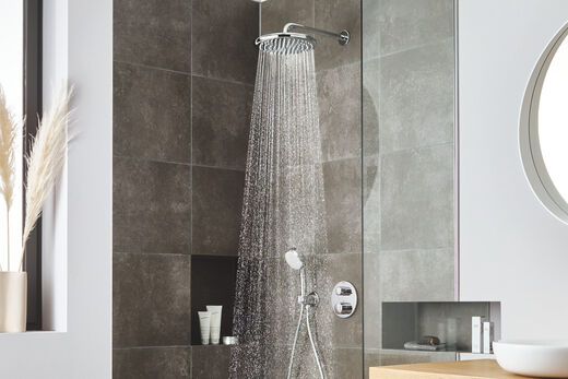 Die Kopfbrause GROHE Tempesta 250 als komplettes Duschsystem in chromfarbener Optik.