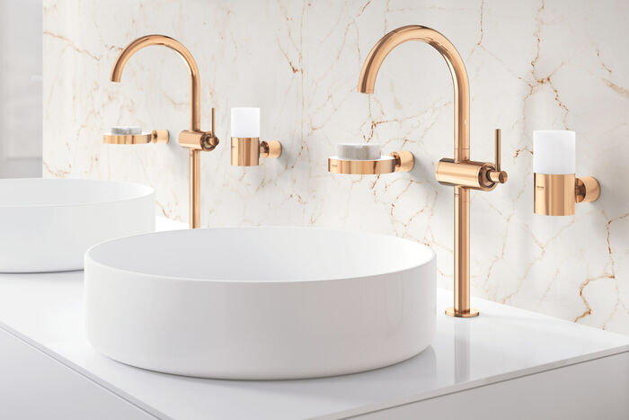 Händewaschen auf Luxusniveau unter den Atrio Armaturen von Grohe in der edeln Farbe Warm Sunset. Doppelwaschtisch mit zwei Aufsatzwaschtischen, Standarmaturen und Accessoires.