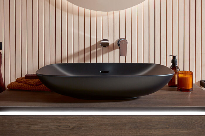 Mattschwarzes Aufsatzwaschbecken in ovaler Formgebung aus der Badserie Loop & Friends von Villeroy & Boch. 