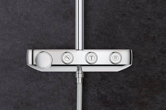 Nahaufnahme der GROHE Smartcontrol Duscharmatur. Es sind insgesamt vier verschiedene Betätigungsknöpfe mit unterschiedlichen Funktionen angebracht.