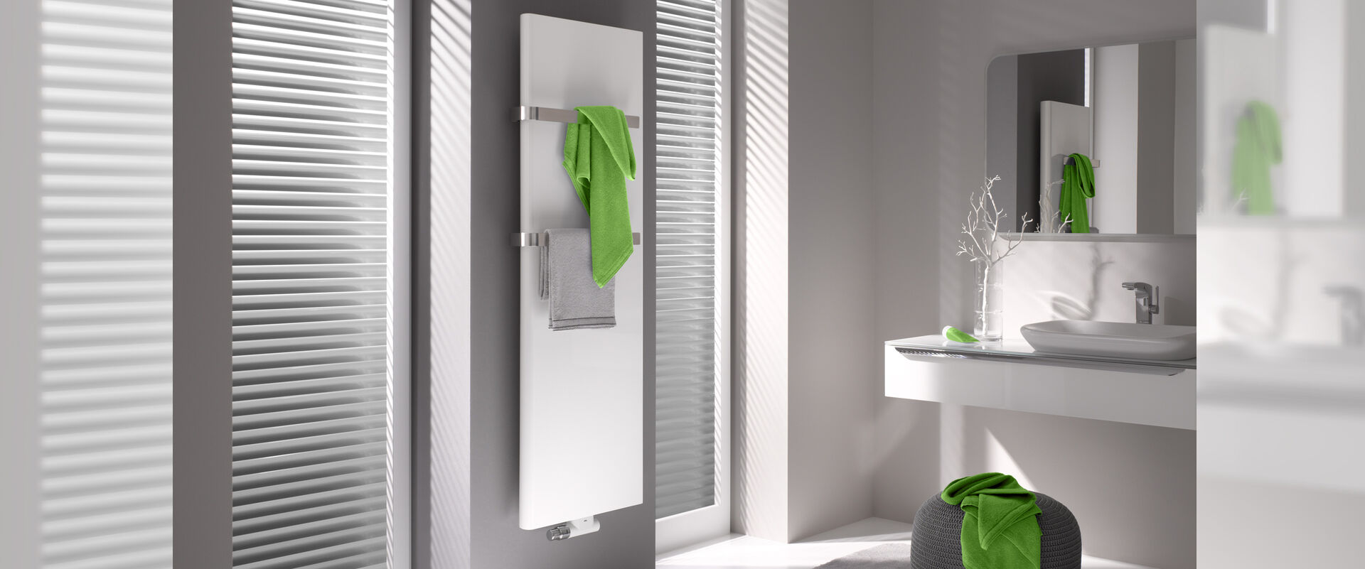 Badezimmer hell mit Design Badheizkörper und Waschplatz.