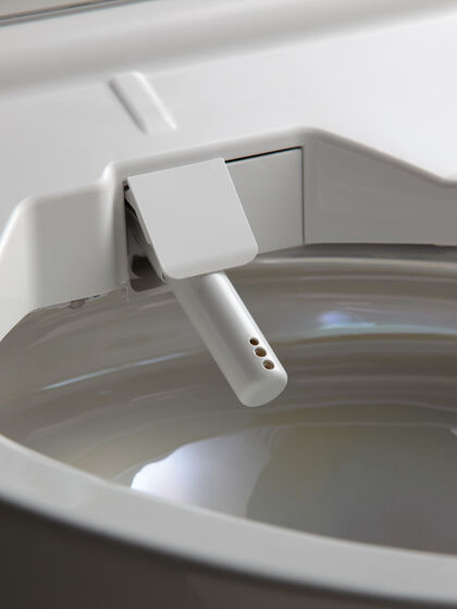 Das Stabdüsensystem in den Washlets von TOTO Europe ist individuell verstellbar. Detailaufnahme einer ausgefahrenen Reinigungsdüse.