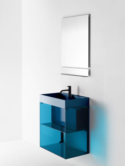 Kleiner Waschplatz mit Spiegel. Der Waschbeckenunterschrank in transparent blau.